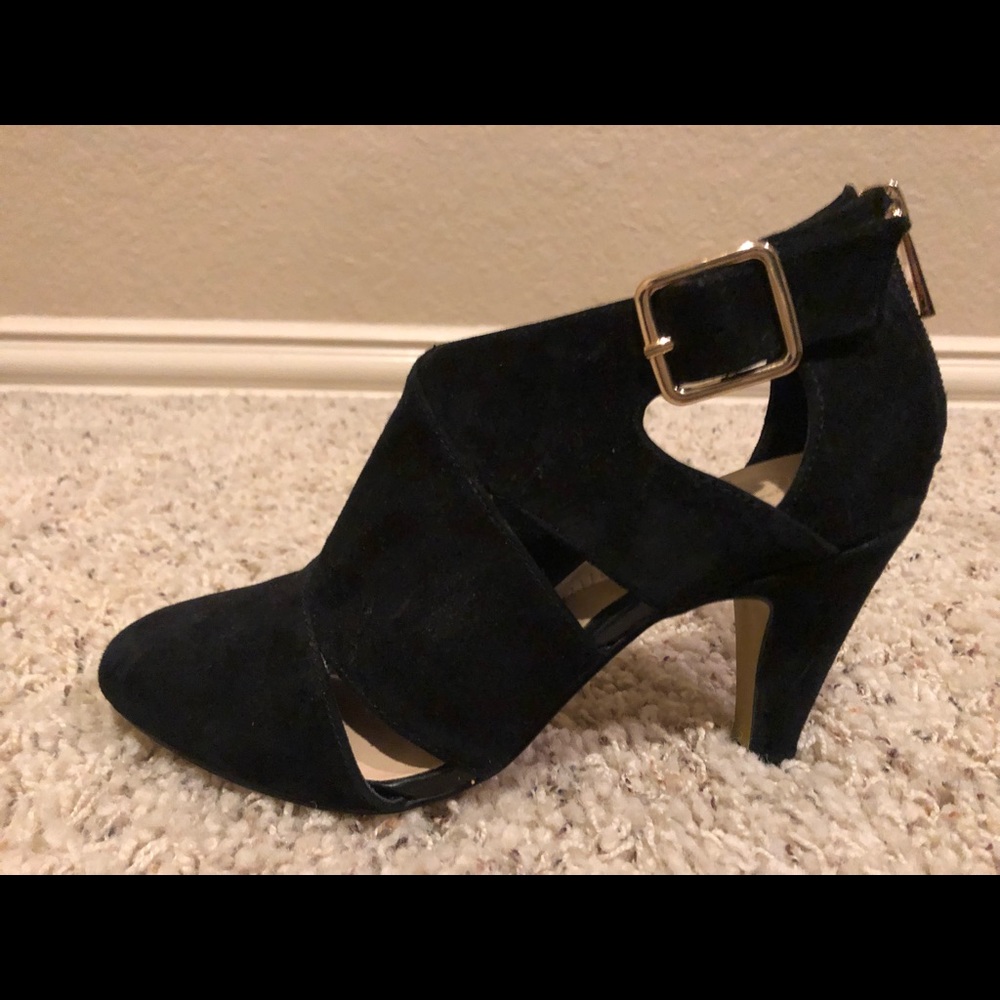 Velvet black heels with gold buckle